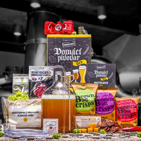 Fotografia drevenej debny s páčidlom a pivom, pripravená na otvorenie.