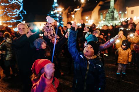 Deti s lampiónmi v sprievode