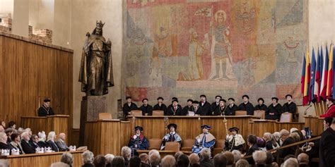 promoční ceremoniál, studenti v talárech a čepkách