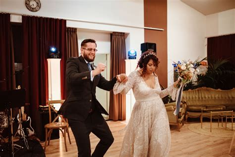 Tematické foto šťastných svadobčanov a novomanželov hrajúcich svadobnú hru