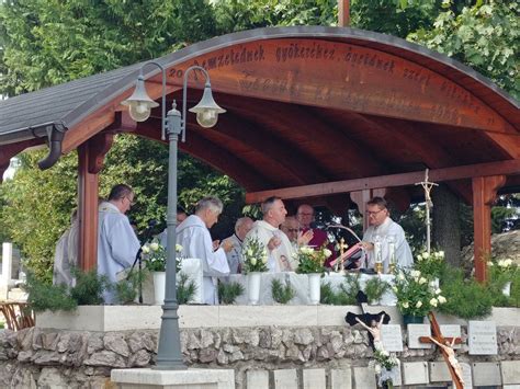 Tematické foto: Skupina veriacich v kostole pri slávnostnej omši