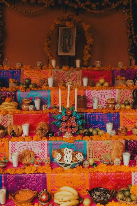 Fotografia: Tradičný mexický oltár pre Día de Muertos s jedlom a kvetmi