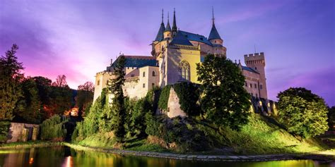 Rozprávkový pohľad na Bojnický zámok počas zimného obdobia