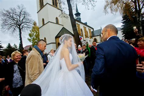 Tematické foto: nevesta kráčajúca uličkou kostola