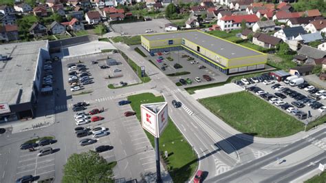 Fotografia exteriéru moderného obchodného centra na Slovensku