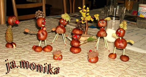 Deti vyrábajúce jesenné postavičky z gaštanov a špajlí