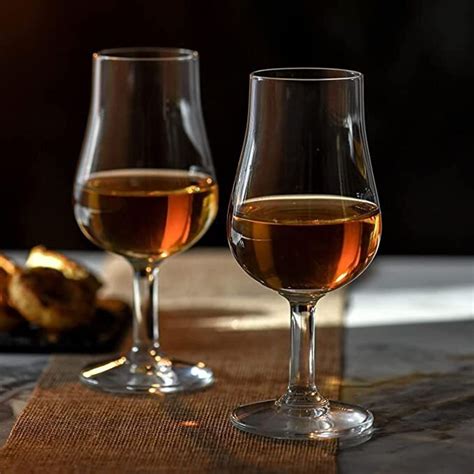 Stôl s pohármi a fľašami pre degustáciu vína alebo whisky
