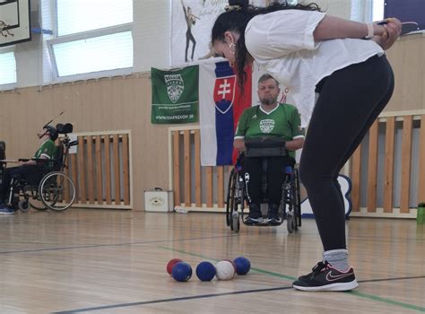 Ľudia hrajúci bowling s úsmevom