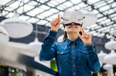 Osoba s VR headsetom, ktorá sa baví hraním