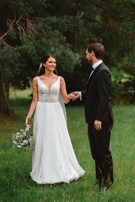 Svadobný pár s fotografom počas fotenia