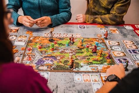 Rodina hrá spoločenské hry počas filmového večera