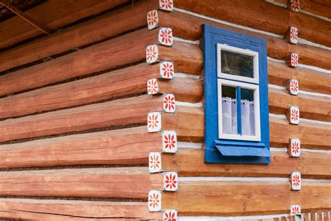 Detail čičmianskych ornamentov na drevenici