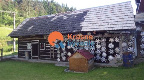 Tradičná čičmianska drevenica s bielymi ornamentmi