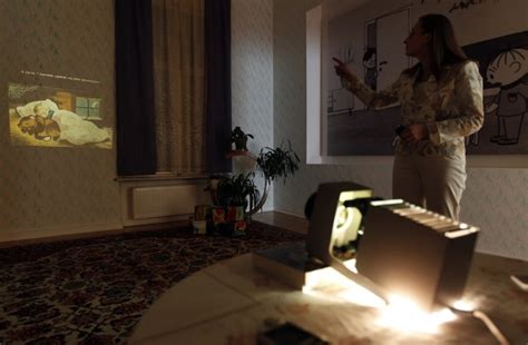 Ilustračná fotografia vianočného domu s premietanými motívmi z projektora