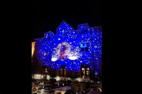 Ukážka rôznych vianočných motívov premietaných projektorom