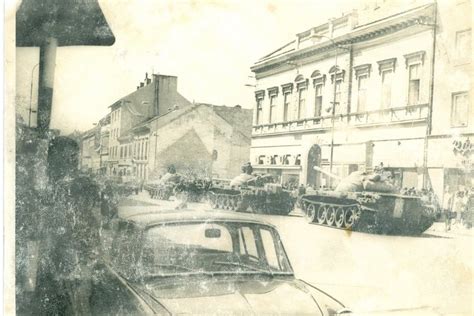 Historická fotografia tankov Varšavskej zmluvy v uliciach Československa v auguste 1968