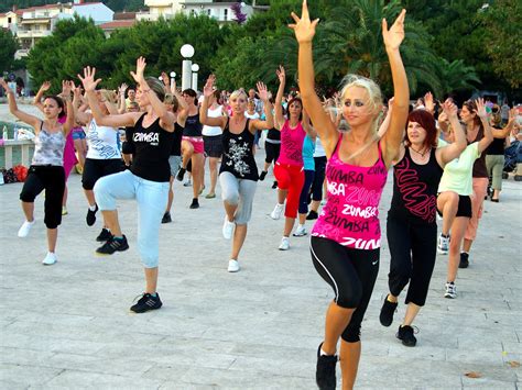 Ilustrácia páru pri odovzdávaní darčeka