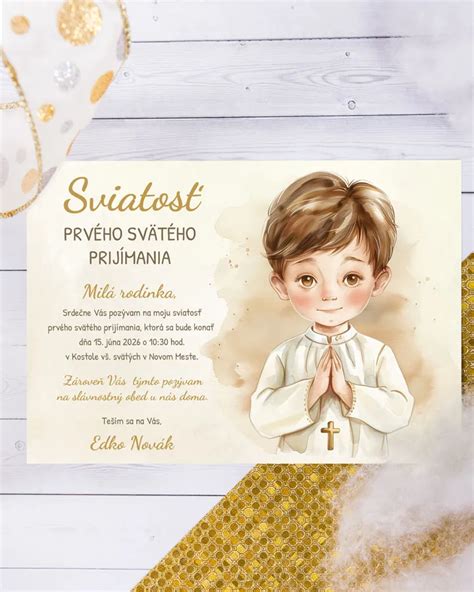 Chlapec v elegantnom tmavomodrom obleku s motýlikom na prvé sväté prijímanie