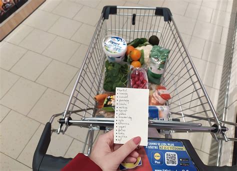 Foto: Žena s nákupným zoznamom a preškrtnutými položkami