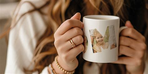 Ilustračná fotografia rôznych personalizovaných darčekov, ako sú hrnčeky, šperky a fotoalbumy.