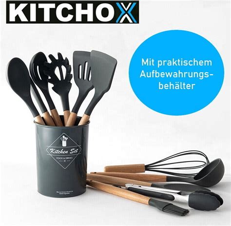 Fotografia personalizovaného kuchynského náčinia, napríklad varešky alebo zástery s gravírovaným menom.