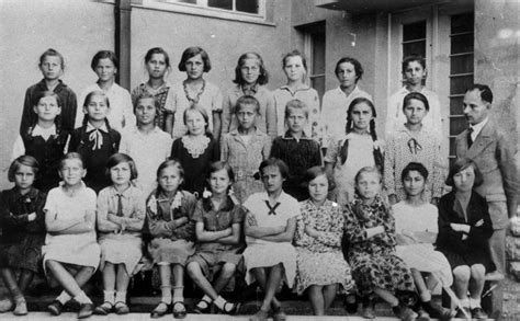 Historická fotografia školy s jej prvými žiakmi alebo učiteľmi