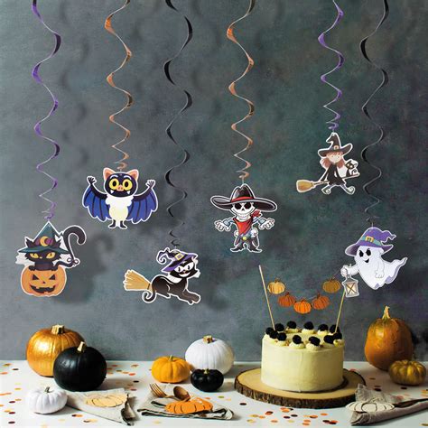 Koláž halloweenskych dekorácií so zvieracími motívmi a tekvicami
