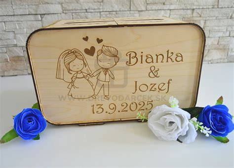 Personalizované svadobné dary ako drevená krabička, štítky na batožinu a ryté poháre