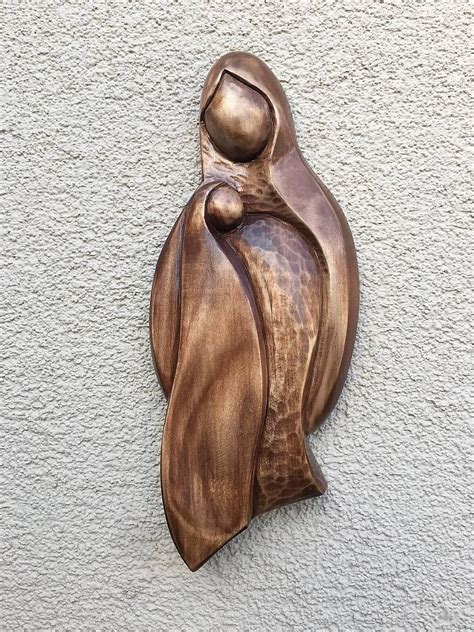 Ilustračná fotografia usmiatej matky s dieťaťom držiacim ručne vyrobenú pohľadnicu