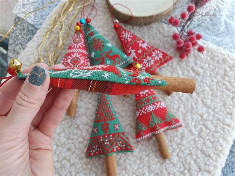 Inšpiratívna koláž vlastnoručne vyrobených vianočných ozdôb z prírodných a textilných materiálov