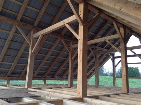 architektonický detail drevenej stodoly s presklenou fasádou