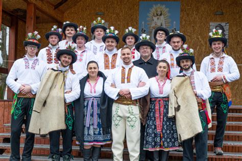 Dobová fotografia fašiangovej obchôdzky v Párnici