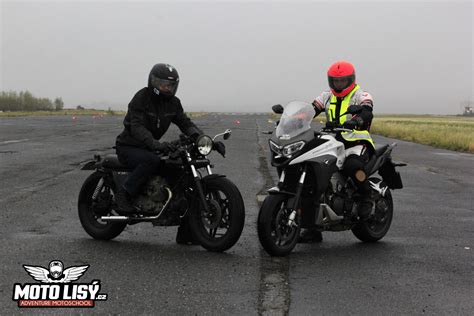 Ilustrácia cigánky na motorke počas fašiangovej obchôdzky v Záskalí