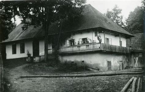 Dobová fotografia fašiangového sprievodu v Oravskom Podzámku