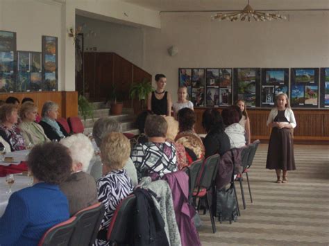 Fotografia skupiny senioriek z Únie žien Slovenska pri spoločnej turistickej chôdzi