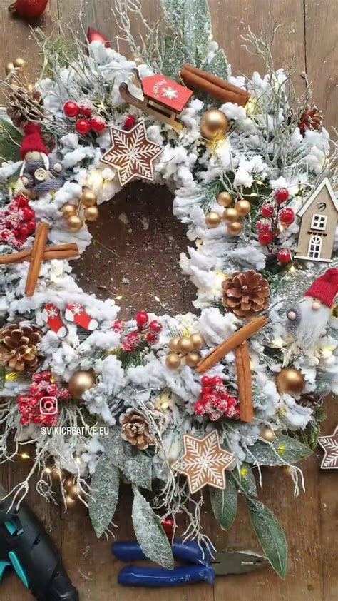 Tematická fotografia vchodových dverí s elegantnou zimnou dekoráciou