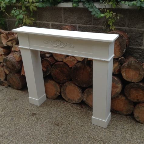 Fotografia krbovej rímsy s jemnou zimnou dekoráciou