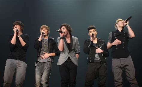 Fotografia svietiacej hviezdy z konárikov