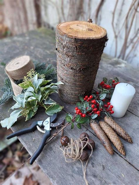 Fotografia zimnej dekorácie z prírodných materiálov (šišky, konáre)
