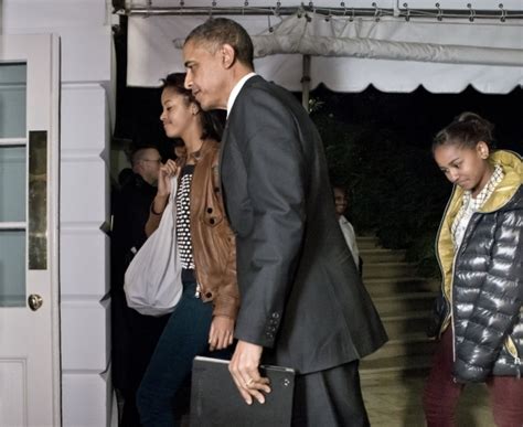 Barack Obama s rodinou počas slávnostného rozsvietenia vianočného stromčeka v areáli Bieleho domu