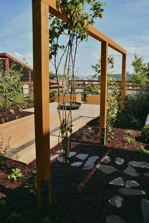 Drevené prvky dekorácie stĺpov s pridanými listami a svetielkami