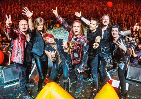 Fotografia kapely Helloween v plnej sedemčlennej zostave na pódiu