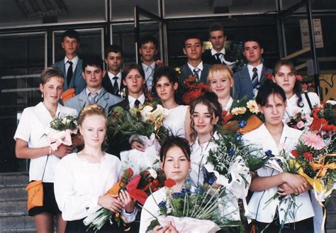 Tematické foto stužkovej slávnosti, študenti a triedny učiteľ