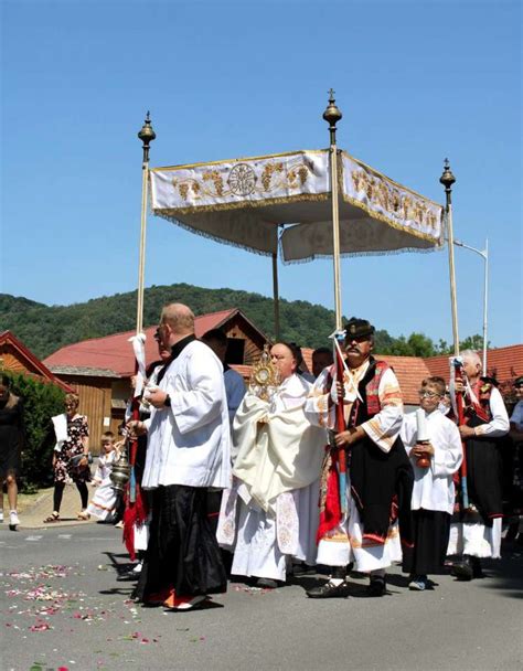 Eucharistická procesia s kňazom pod baldachýnom a veriacimi