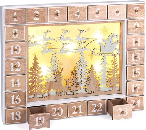 Drevený adventný kalendár s LED osvetlením, umiestnený na stole, zobrazuje teplé biele svetlo z LED diód.