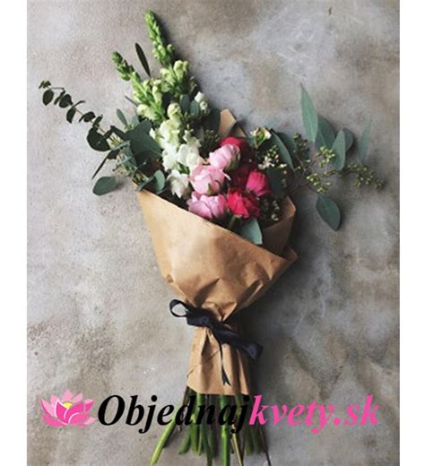 Elegantná kytica kvetov na stole v kancelárii