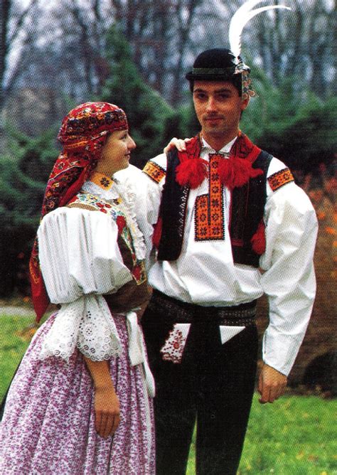 Tradičné bulharské svadobné kroje na tanečníkoch v dedine Gerana