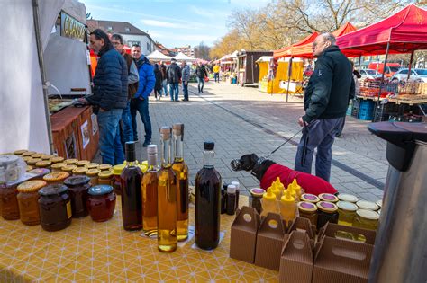Tematické foto: farmárske trhy s lokálnymi produktmi a občerstvením