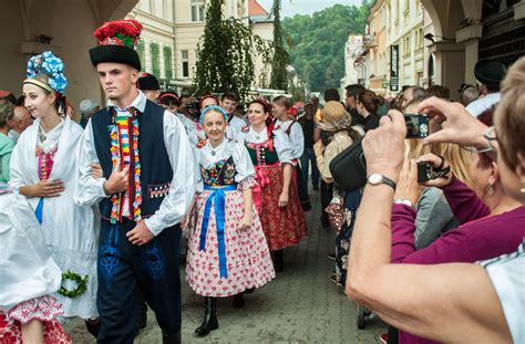 Tematické foto slovenského svadobného páru v krojoch