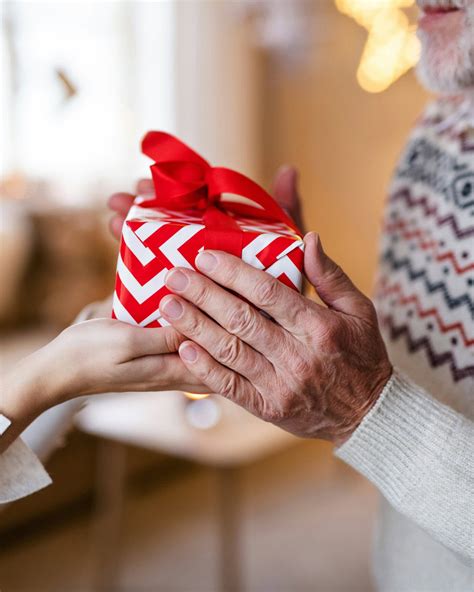 Fotografia darčekov pripravených pre seniorov.